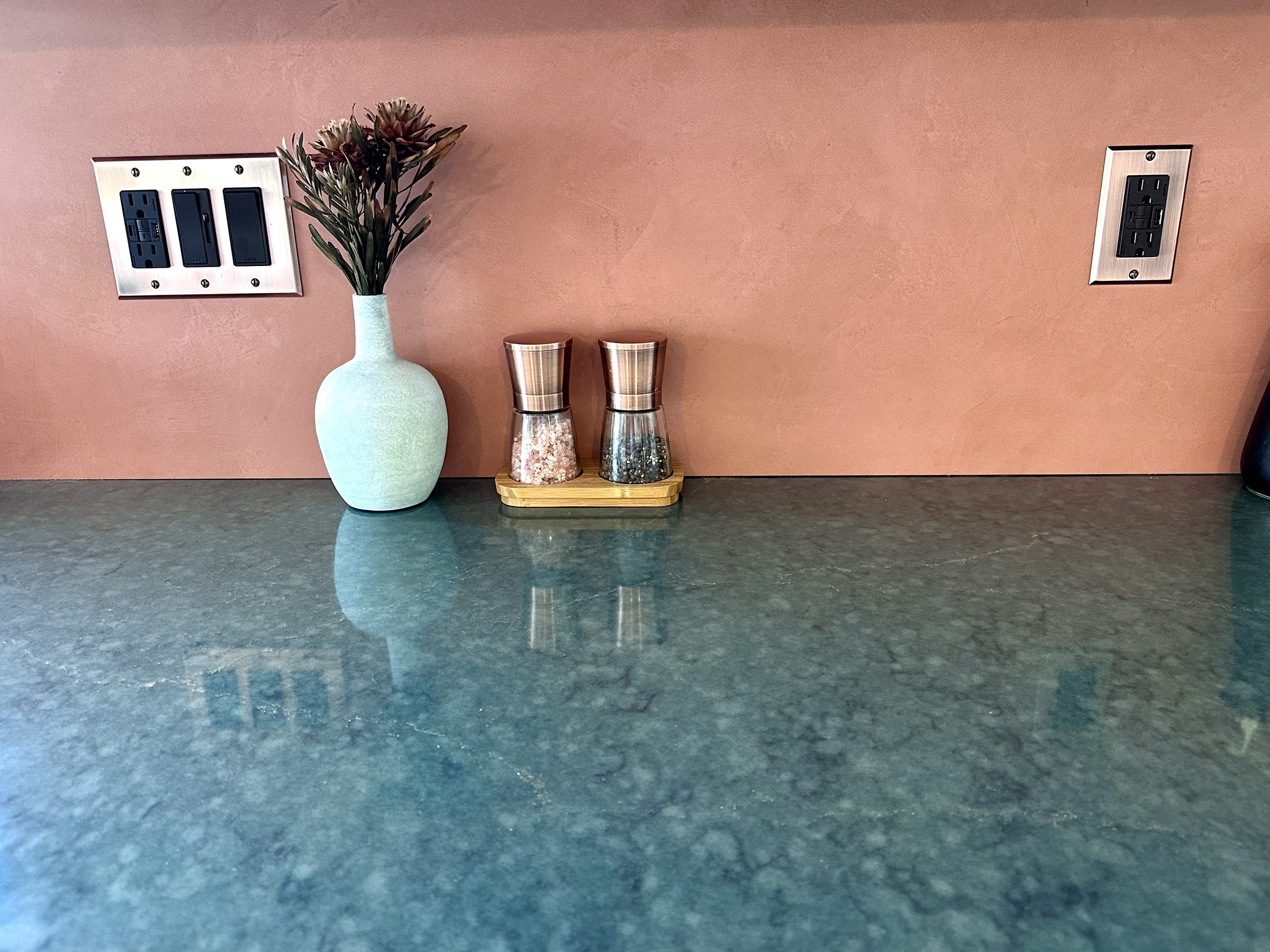 Silestone Jardín Emerald countertop against Dekton backsplash